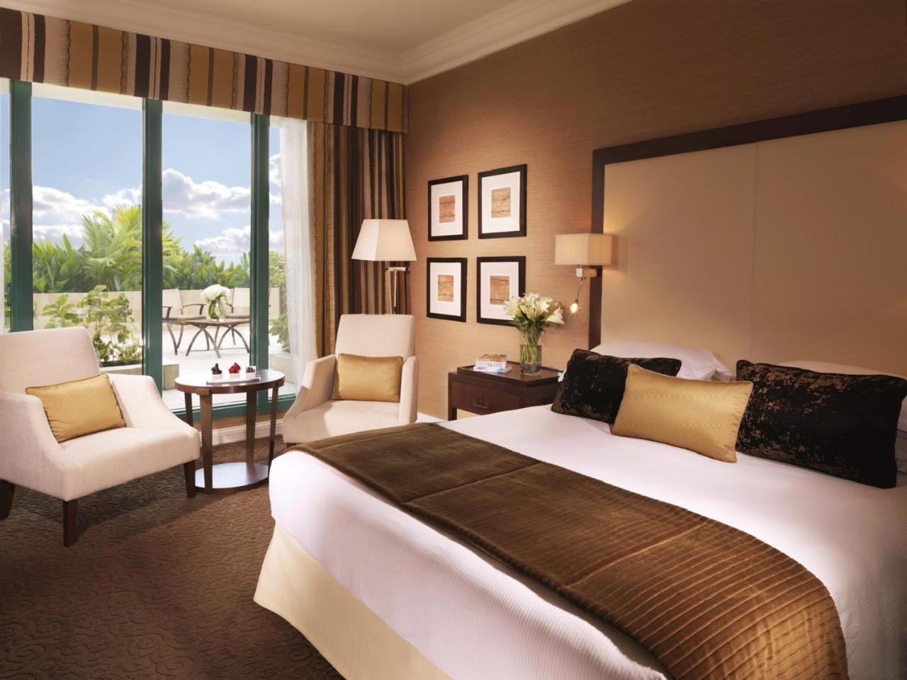 Hotel Moevenpick Grand Al Bustan Dubái Exterior foto A bedroom at the InterContinental