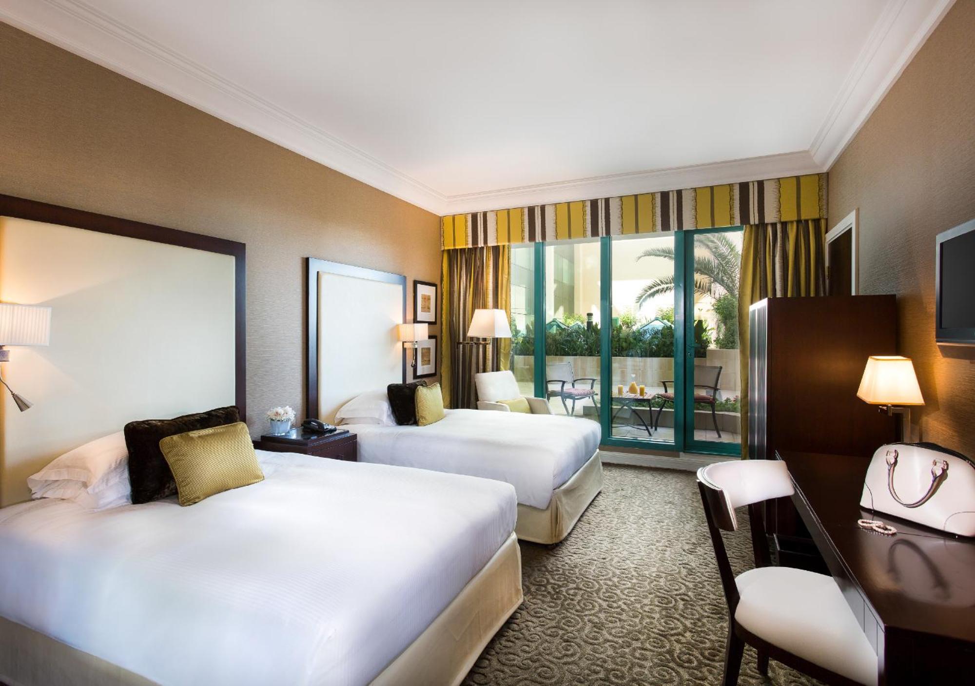 Hotel Moevenpick Grand Al Bustan Dubái Exterior foto