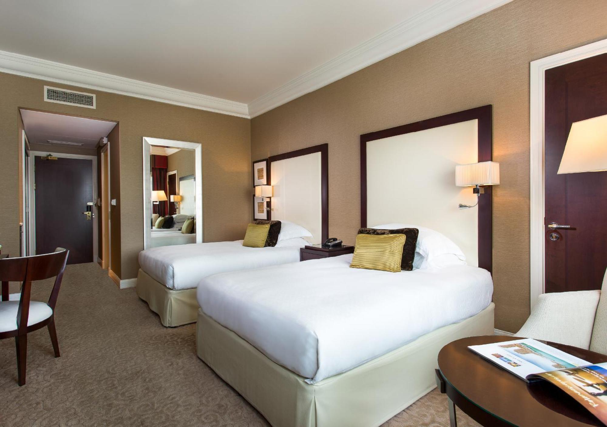 Hotel Moevenpick Grand Al Bustan Dubái Exterior foto