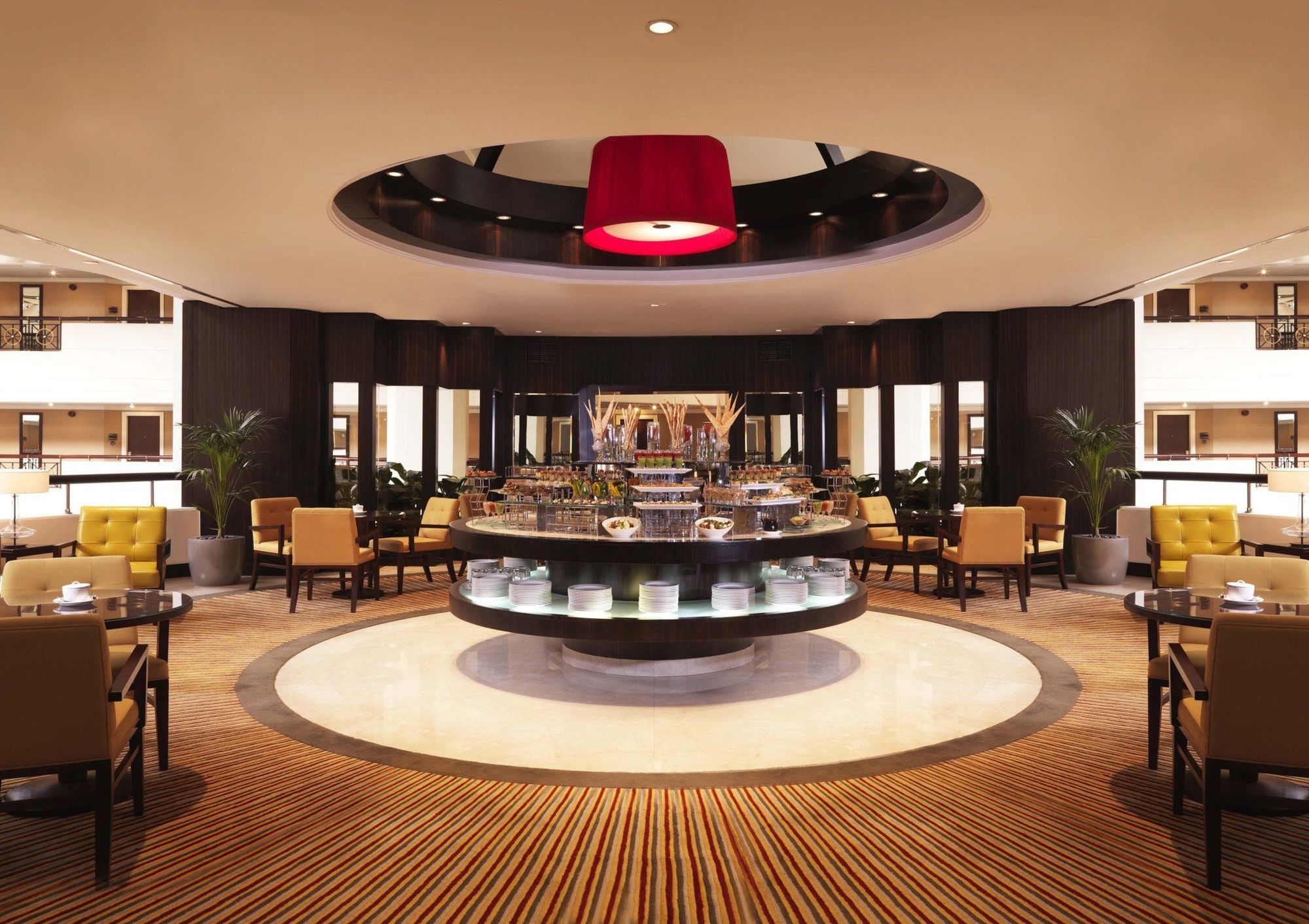 Movenpick Grand Al Bustan Hotel Dubái Restaurante foto